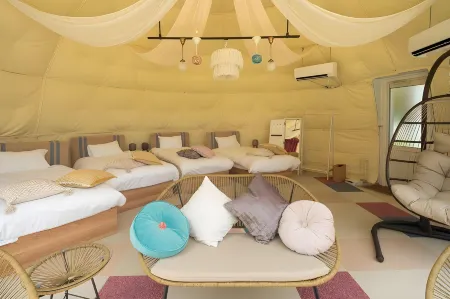 Glamping village Fujikawaguchiko Отели рядом с достопримечательностью «Narusawa Ice Cave»