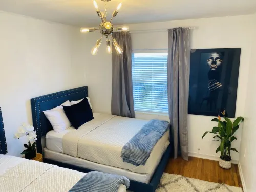 Charming 4 Bedroom Pool House - Miami Design District - 10 mins to Miami Beach.