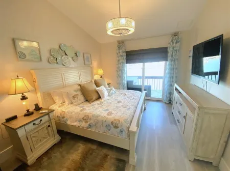 Gone Coastal - Adorable Casa Allegro Condo