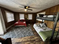 Beech Mountain Hideaway w/ large backyard - 2 min from slopes