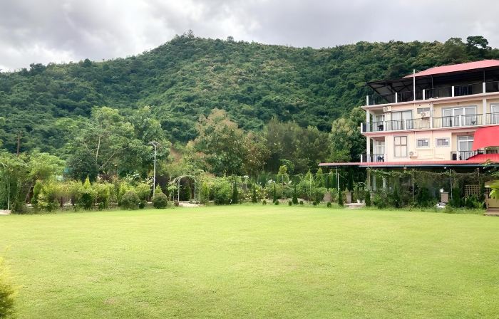 Shalom Farmhouse by the Hillside