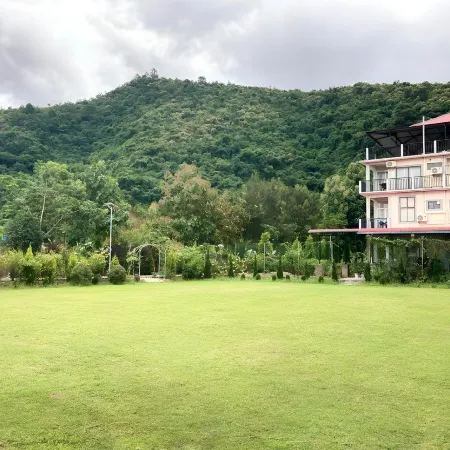 Shalom Farmhouse by the Hillside