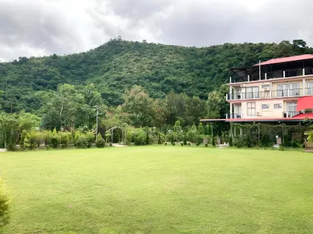 Shalom Farmhouse by the Hillside