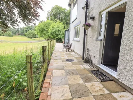 2 mins Lake Windermere! Gorgeous quiet property, slps 8 (4 bedrooms, 3 bathrms)