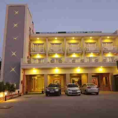 Hotel Mukut Mani Hotel Exterior