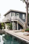 High-style Home near Bishop Arts and Downtown Dallas Các khách sạn gần Patriot Soccer Field