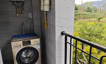 Emeishan Yuhu Landlord Xiao Zhang Apartment (Ehong Road)