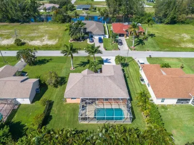 Beautiful CAPE CORAL Home, In-ground pool, 10 Min from public Yacht Club, Beach! 트윈 플라자 센트럴 주변 호텔