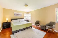 Modern 4-Bedroom House, TV in Bedroom,Big Fence Yard, Pet Stay Free,Lighted Yard - balcony
