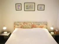 Sea view garden apartment with pool option. Near beach between Nice and Monaco فنادق في إز