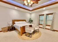 Luxury Old Man's Cave Home🌲Walking Distance to Hocking Hills Park with Hot Tub