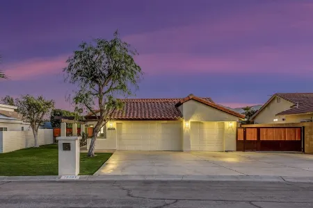 Bermuda Bliss: Pool, Spa, Misters, Ping Pong, BBQ!