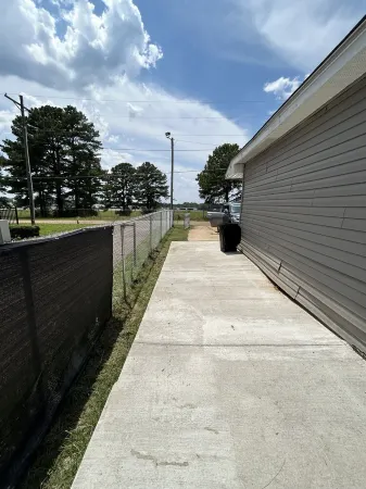 Cozy Home, fully fenced  with huge back yard