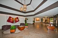 Huge Panoramic Ocean View. Walk to the Beach.Low rate of 3,900 per month.
