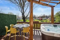 Adventure Basecamp, Walks to Kaymoor and Long point Trails, Hot Tub & Game Room