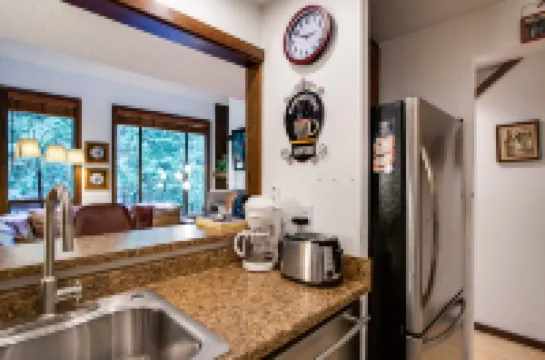 Snowater Condo #Story Condo with Wifi- Sleeps 4 - Beautifully Decorated!