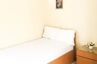 Muzdalifa Syariah Near Alun Alun Gresik Mitra RedDoorz Hotels near Pura Kerta Bumi