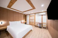 Jeonju Sanchaek Hanok Hotel Hotels in Jeonju