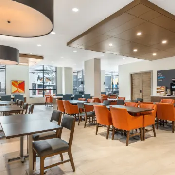 Holiday Inn Express & Suites NASHVILLE WEST END - UNIV AREA by IHG Отели рядом с достопримечательностью «The Parthenon»