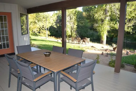 AZ Wine Country Retreat on Oak Creek Отели рядом с достопримечательностью «Хорсин Араунд Адвенчерс Седона»