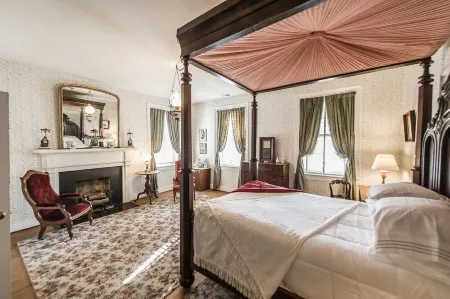 Historic Stonewall Stays • Room for 12 w/ New Bunk Room