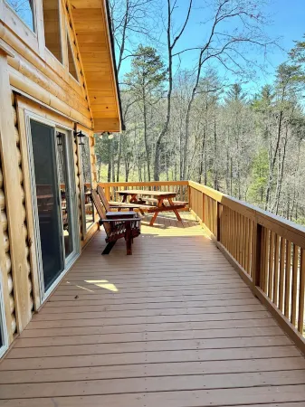 Spacious 5-king bedroom cabin with private bathrooms minutes from Asheville. Отели в г. Фэрвью