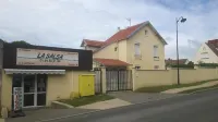 Guesthouse Near Charles de Gaulle Airport Hotel a Gressy