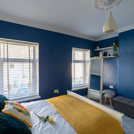 Hollywood House - Sleeps 10 Guests