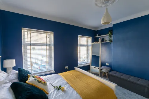 Hollywood House - Sleeps 10 Guests - Kitchens