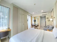 Modern Studio Room with Jacuzzi at Art Deco Apartment - palestra