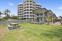 Albatross Beachfront 3 Bedroom Apartment Hotels near Ken Mansbridge Park