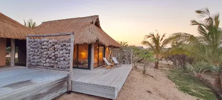 Sunset Villa - Beachfront Villa with Private Pool by Karula Отели в г. Инхамбэйн