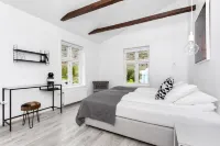 Við Lónið Guesthouse Hotels in 