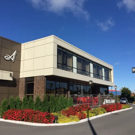 Motel Adam Отели рядом с достопримечательностью «Торговый центр Rideau Mall»