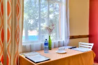 Red Buffalo House Hotel Các khách sạn gần Giraffe Centre