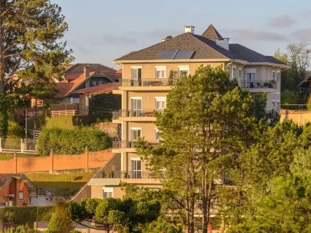 Pousada la Bas Отели рядом с достопримечательностью «Casa - Chalé Condomínio Estância das Águas Claras»