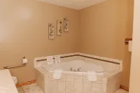 Sojourner's Lodge & Log Cabin Suites - Bathtub