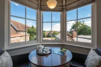 One Holyrood Hotel & Cafe Hotel a Newport