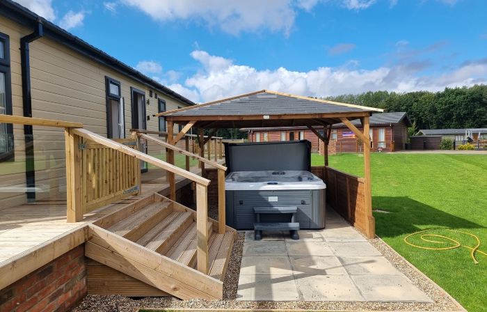 Pet Friendly 2-Bed Luxury Lodge in Routh w/ Hottub