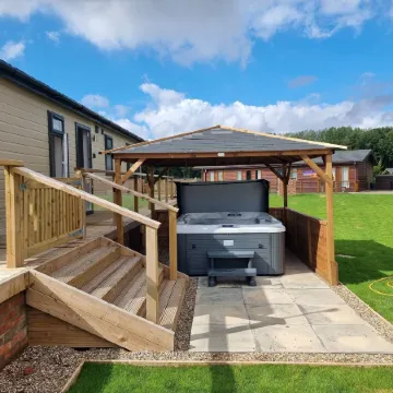 Pet Friendly 2-Bed Luxury Lodge in Routh w/ Hottub