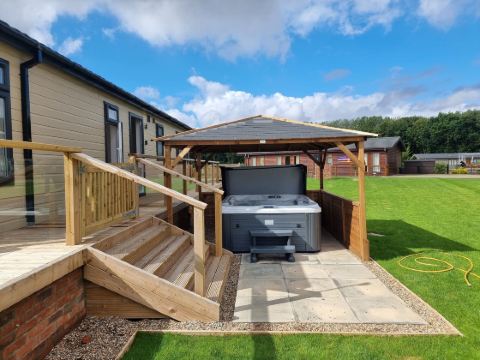 Luxury 2-Bed Lodge in Routh, Hottub & Pet Friendly