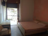 Room in B&B - Bright Quadruple Room a Stone Throw from the Sea Hotéis em Pineto