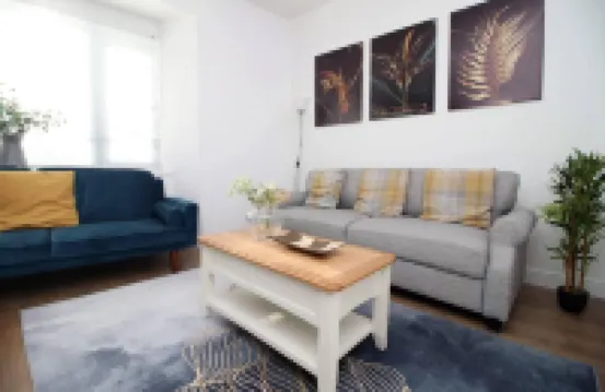 4 Bed Flat - Sleeps 4 - Parking - Wifi