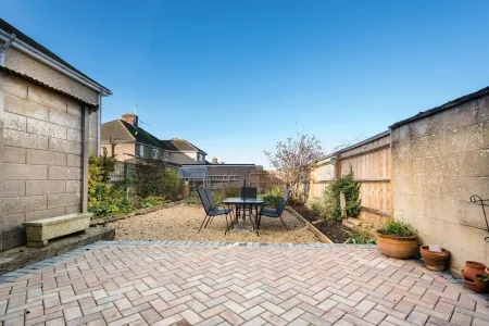 Charming 3 Br House - Garden Parking Near CS Lewis Park