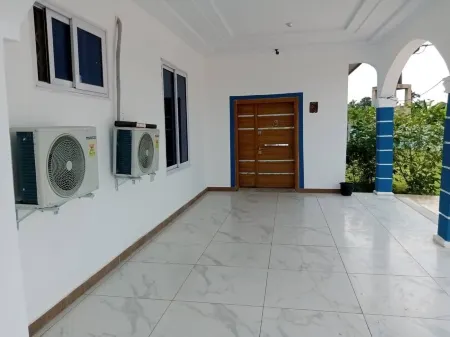 Dexxy's Palace Hotel Отели в г. Кофоридуа