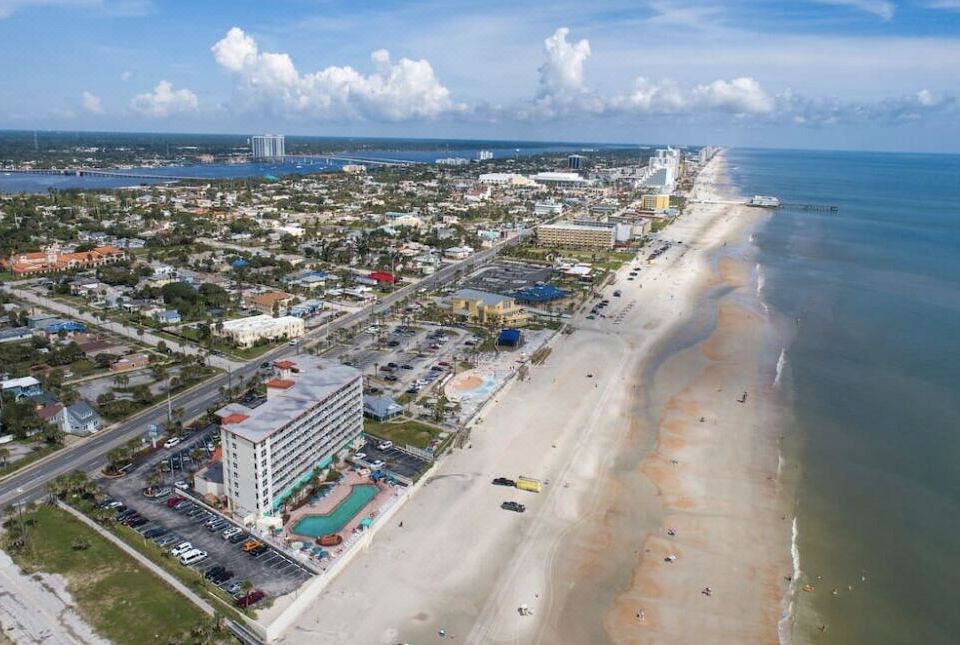 Beautiful Beachfront Resort Condo - Housity