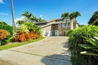 3 Bedrooms with Baths, Air Conditioning and Heated Pool Near Grand Hyatt.