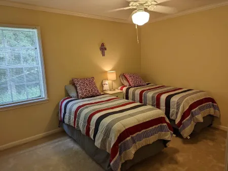 GAME DAY WEEKEND CONDO! WALK TO CAMPUS! PET FRIENDLY! WHIRLPOOL TRAILS! Отели рядом с достопримечательностью «Парк Ламар»