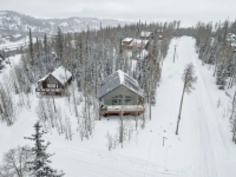 Hot Tub and Scenic Views - Exquisite Mountain Getaway
