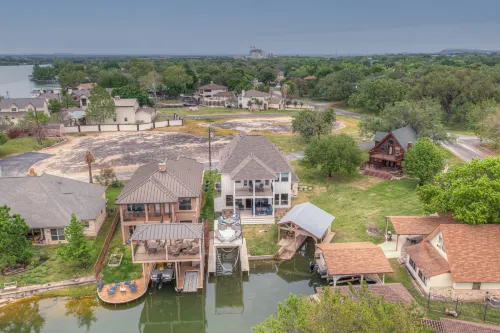 Stunning Luxury Home on Lake LBJ! - Wifi